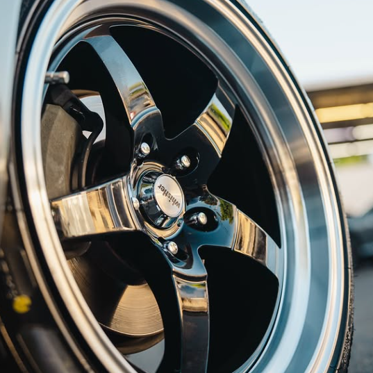 KR2 Gloss Black/Machined Lip